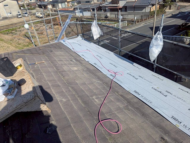 ルーフィングは水下から貼る